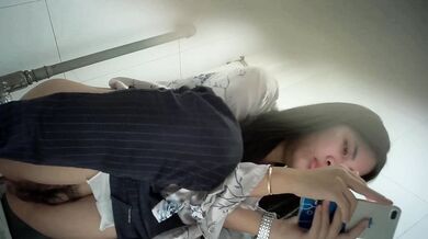 写字楼全景偷拍美女主管的多毛大肥鲍鱼